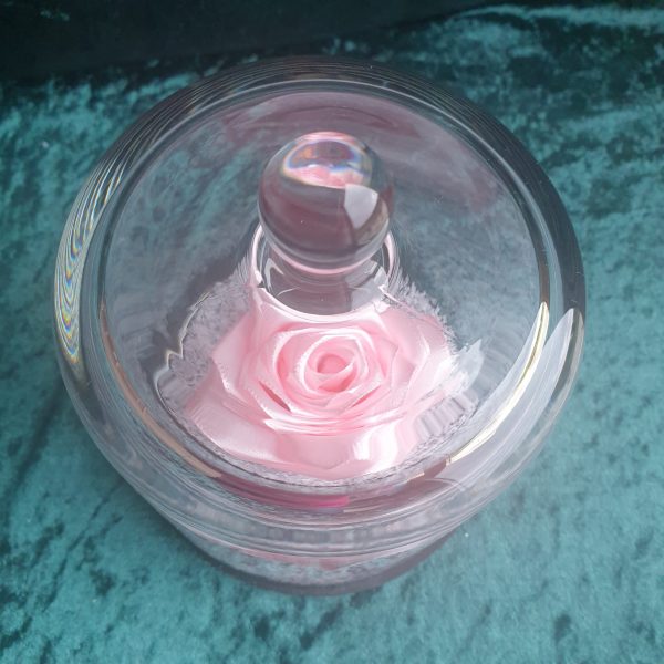 Rose en satin sous cloche en verre
