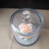 Rose en satin sous cloche en verre