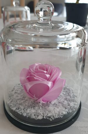 Rose en satin sous cloche en verre