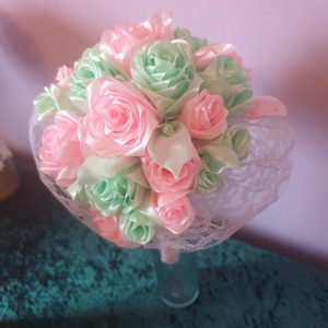 Bouquet de mariée à base de fleurs en satin