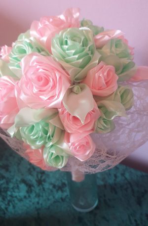 Bouquet de mariée à base de fleurs en satin