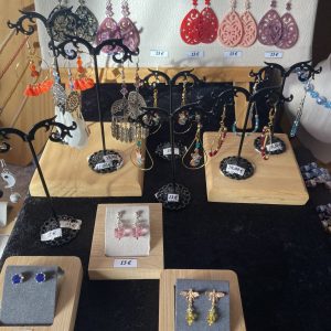Boucles d'oreilles diverses en purs cristaux