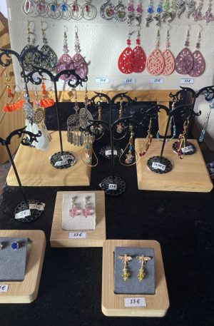 Boucles d'oreilles diverses en purs cristaux