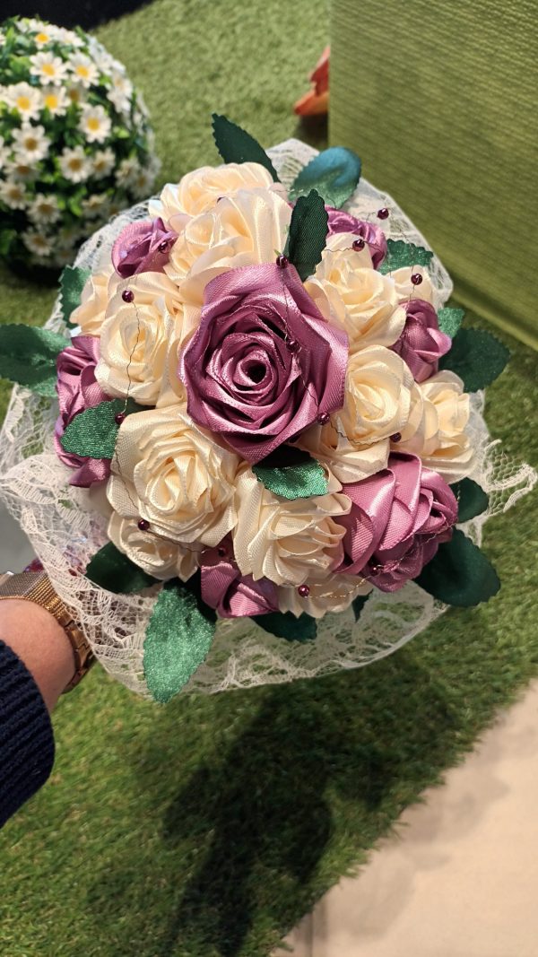 Bouquet de mariée à base de fleurs en satin