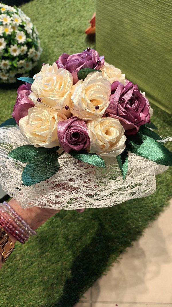 Bouquet de mariée à base de fleurs en satin