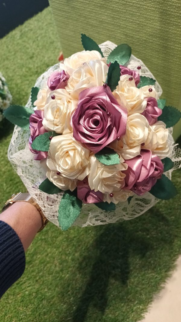 Bouquet de mariée à base de fleurs en satin