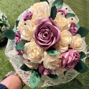 Bouquet de mariée à base de fleurs en satin