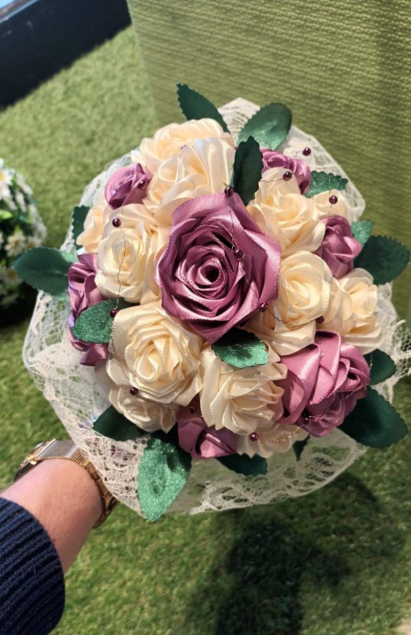 Bouquet de mariée à base de fleurs en satin