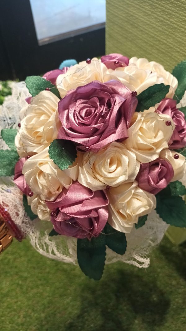 Bouquet de mariée à base de fleurs en satin