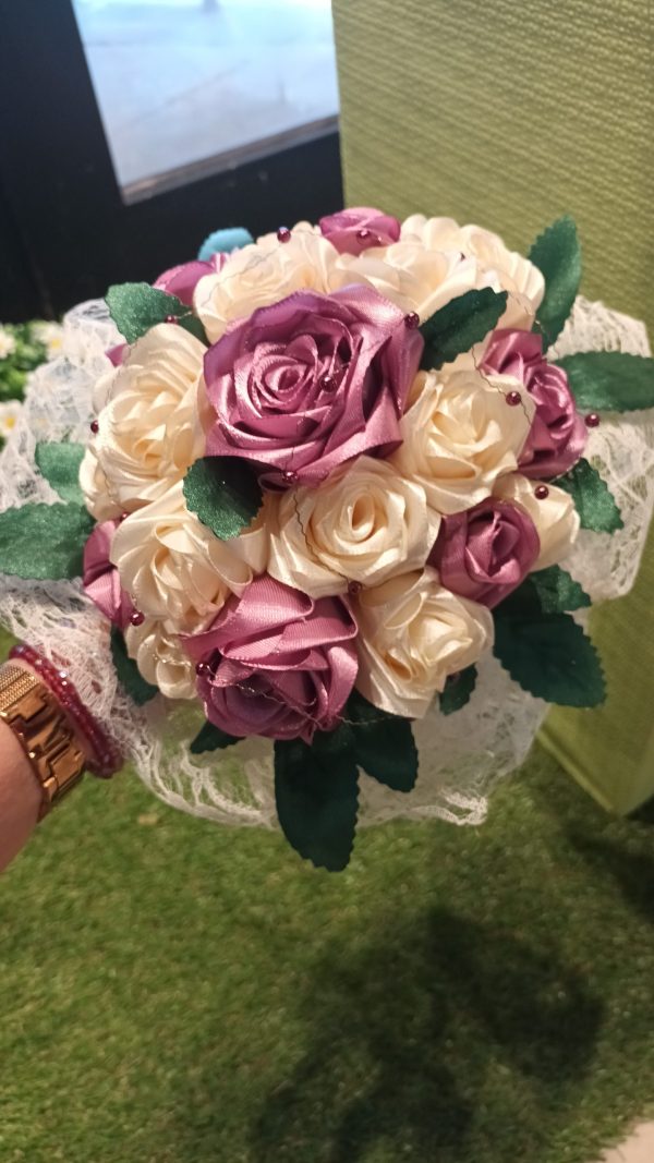 Bouquet de mariée à base de fleurs en satin
