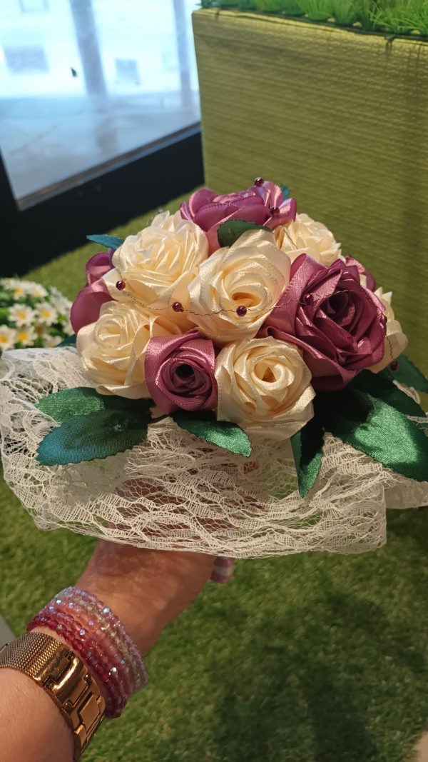 Bouquet de mariée à base de fleurs en satin