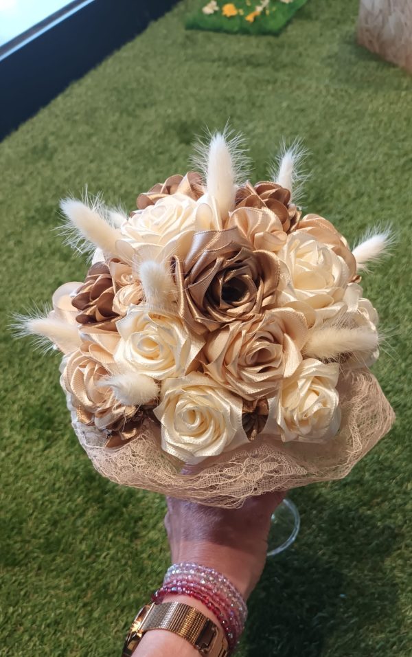 Bouquet de mariée à base de fleurs en satin