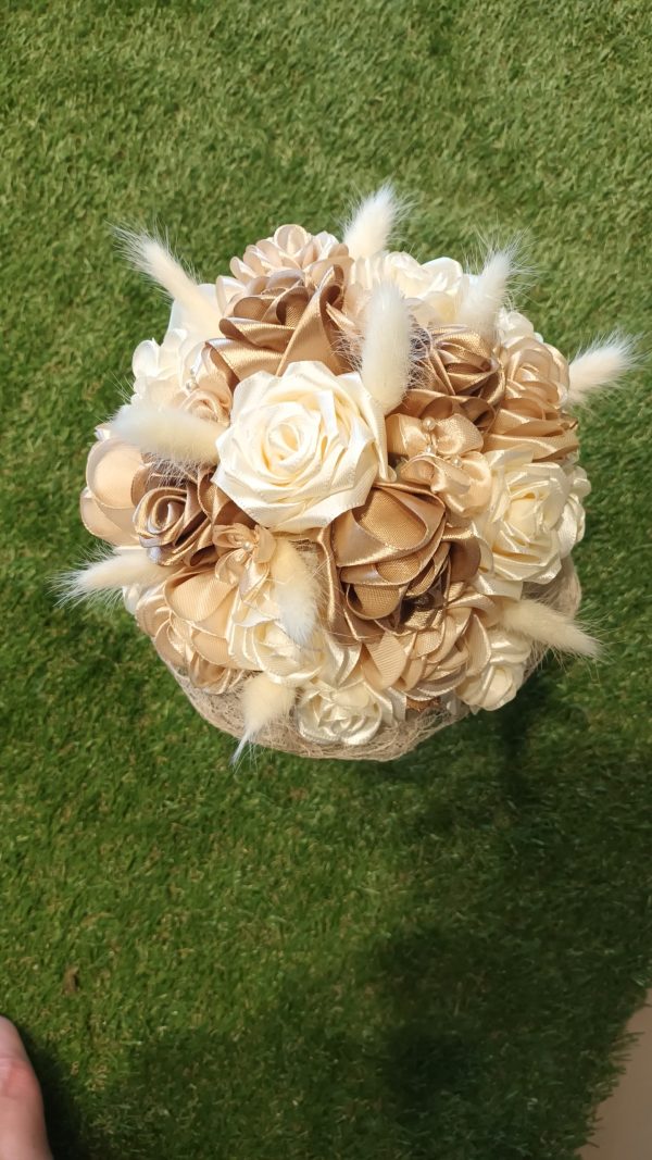 Bouquet de mariée à base de fleurs en satin