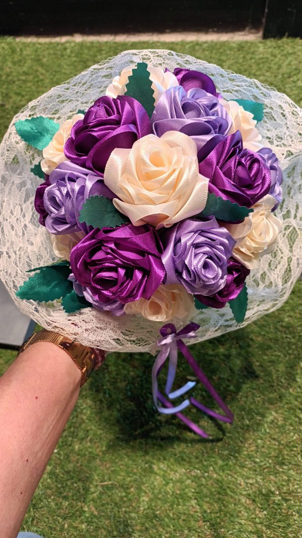 Bouquet de mariée à base de fleurs en satin