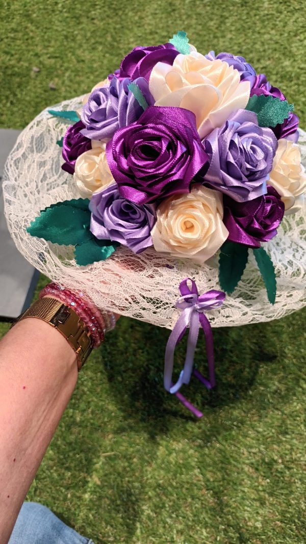 Bouquet de mariée à base de fleurs en satin