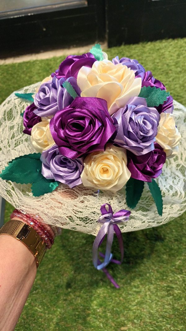 Bouquet de mariée à base de fleurs en satin