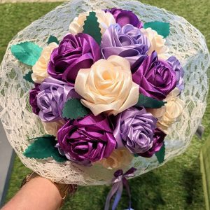 Bouquet de mariée à base de fleurs en satin