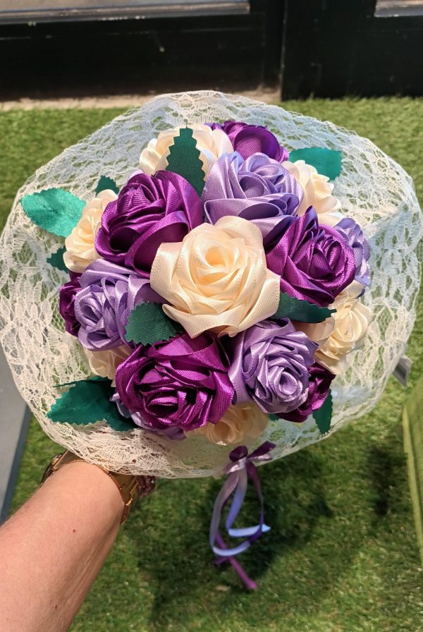 Bouquet de mariée à base de fleurs en satin
