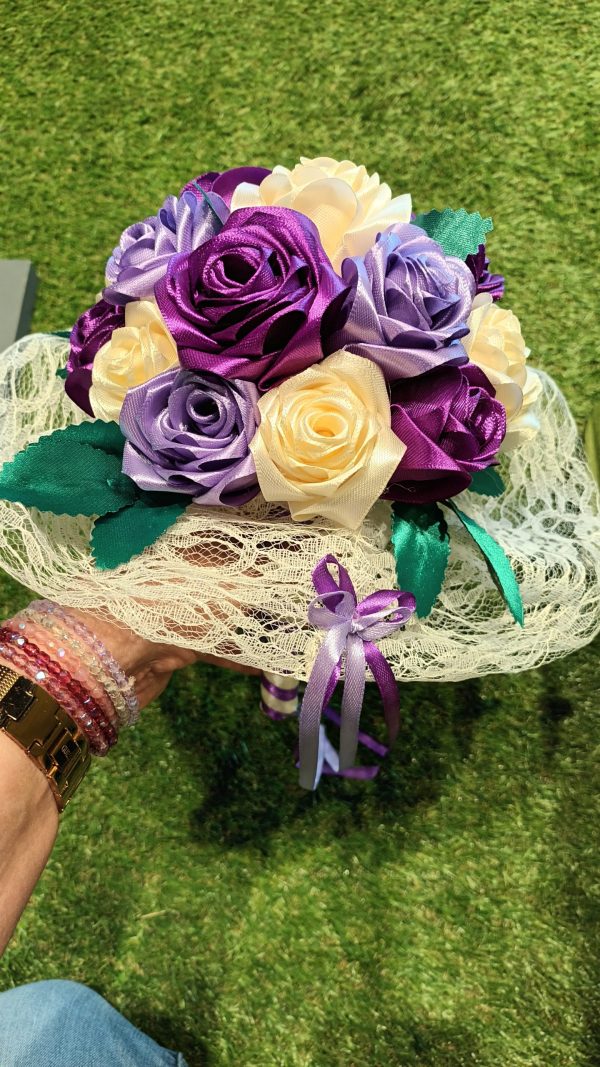 Bouquet de mariée à base de fleurs en satin