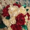 Bouquet de mariée à base de fleurs en satin