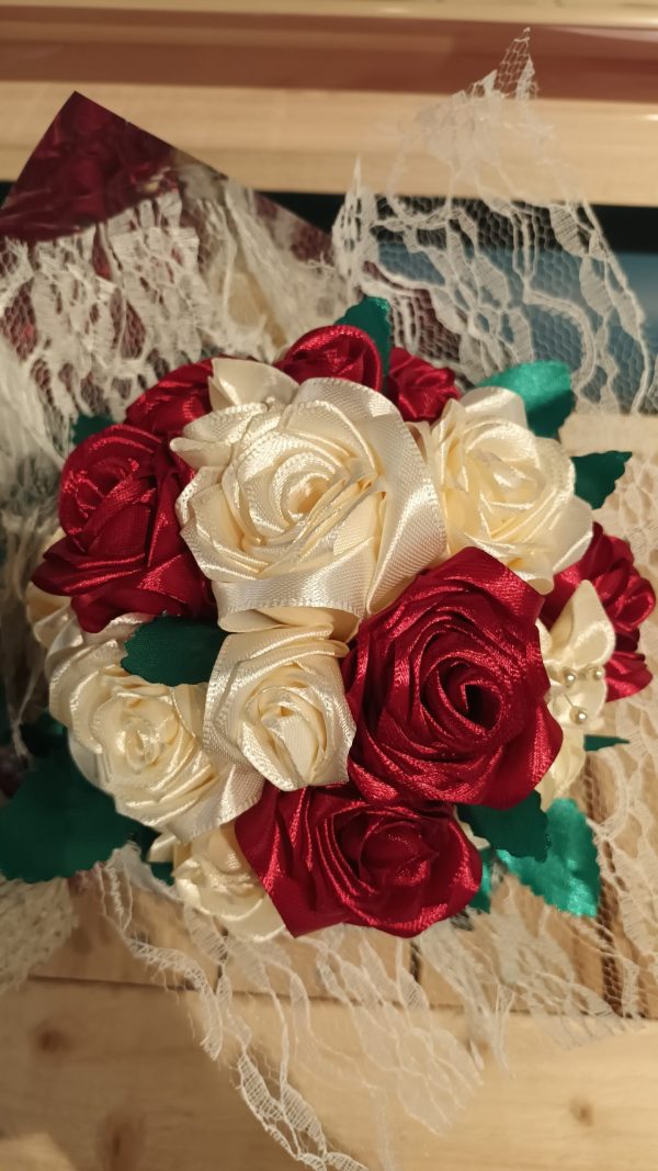 Bouquet de mariée à base de fleurs en satin