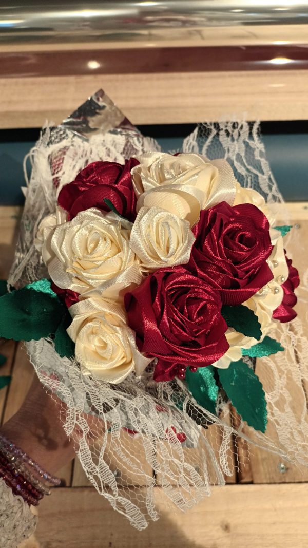 Bouquet de mariée à base de fleurs en satin