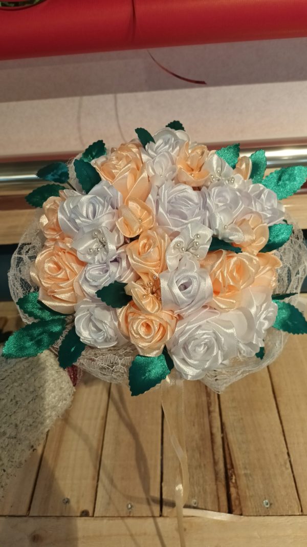 Bouquet de mariée à base de fleurs en satin