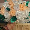 Bouquet de mariée à base de fleurs en satin