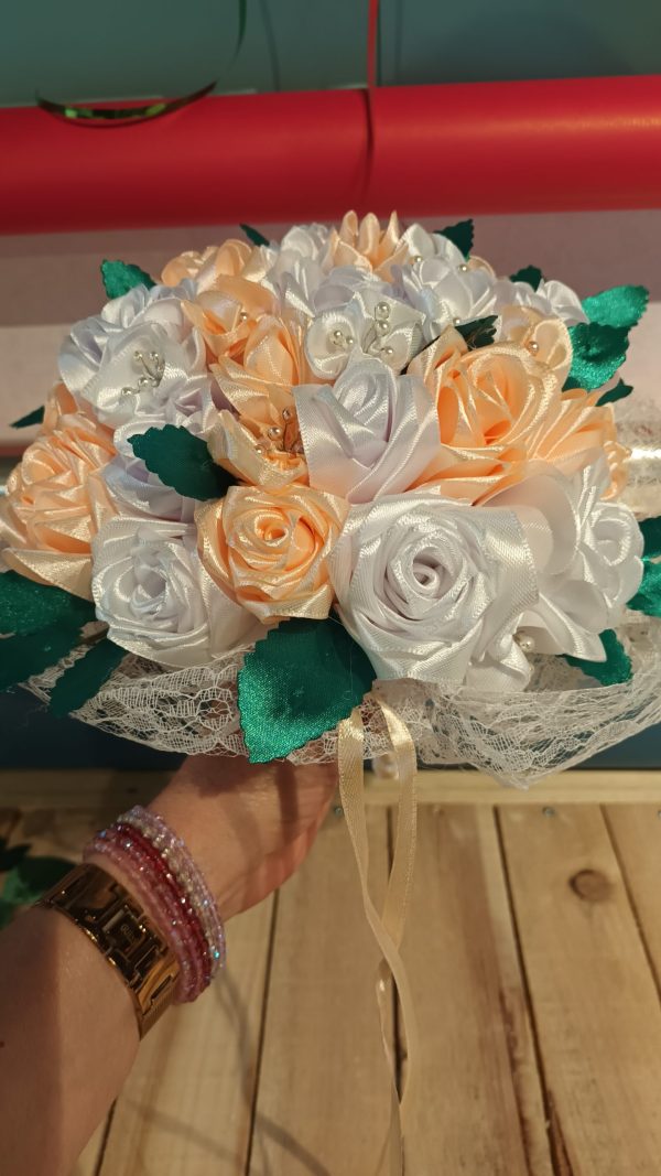 Bouquet de mariée à base de fleurs en satin