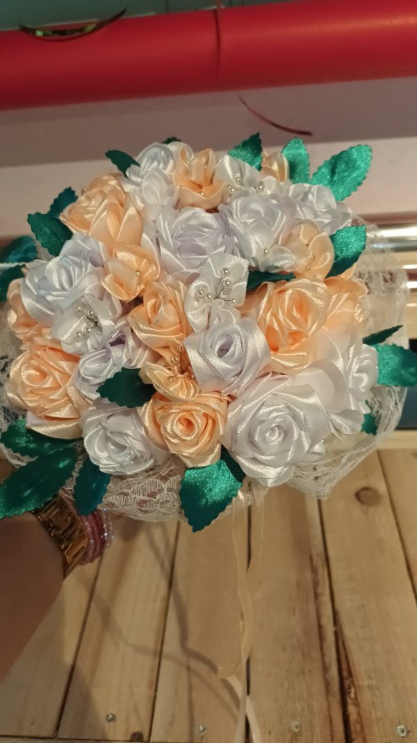 Bouquet de mariée à base de fleurs en satin