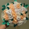Bouquet de mariée à base de fleurs en satin
