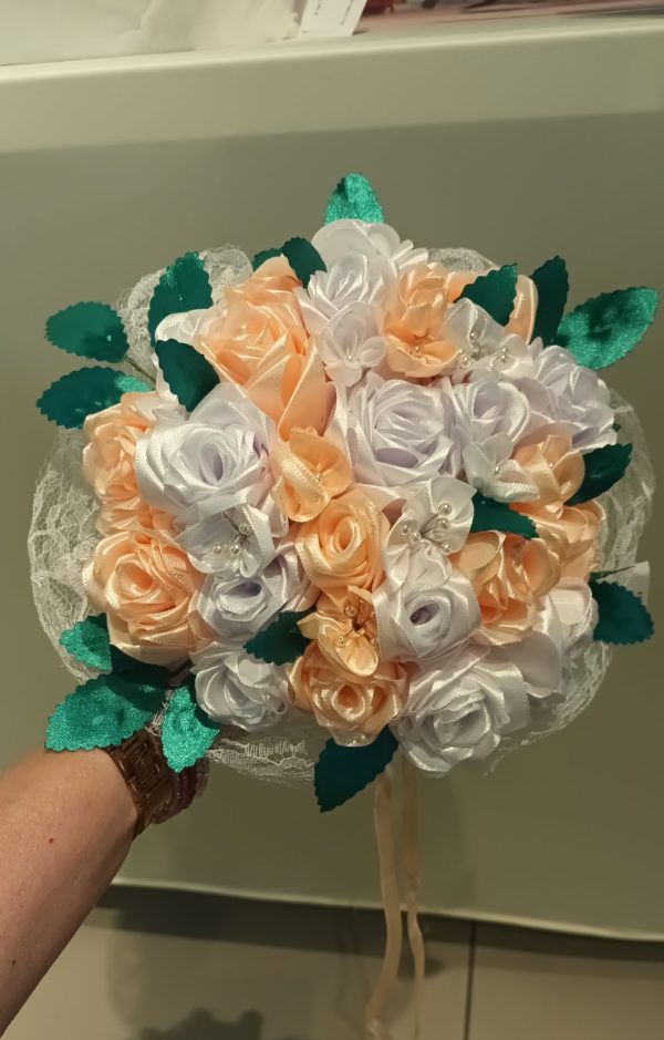 Bouquet de mariée à base de fleurs en satin