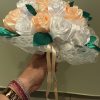 Bouquet de mariée à base de fleurs en satin