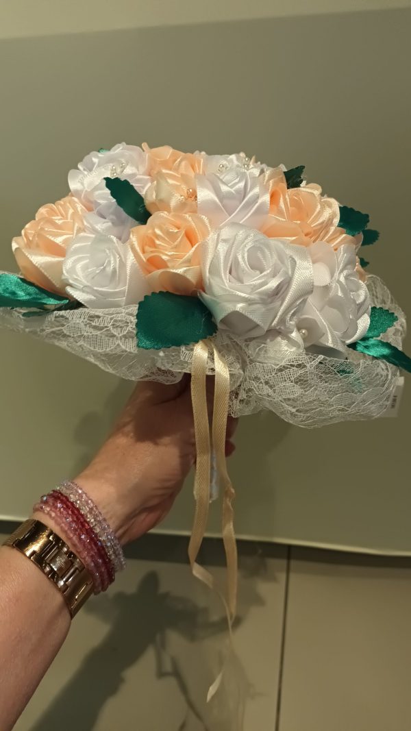 Bouquet de mariée à base de fleurs en satin