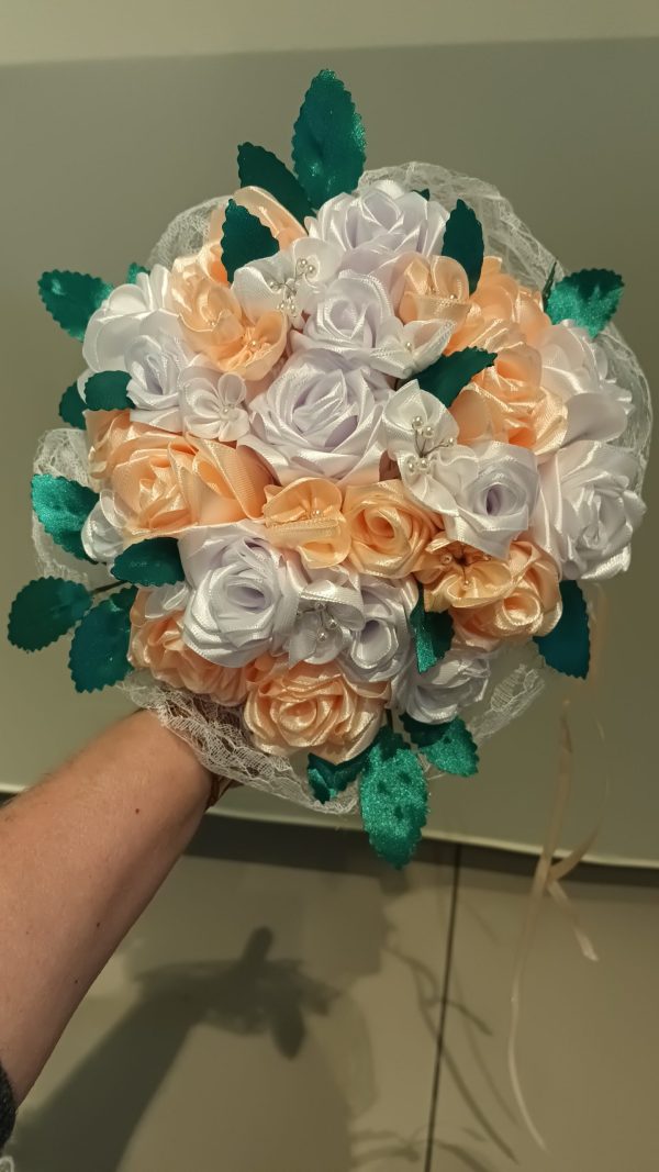 Bouquet de mariée à base de fleurs en satin