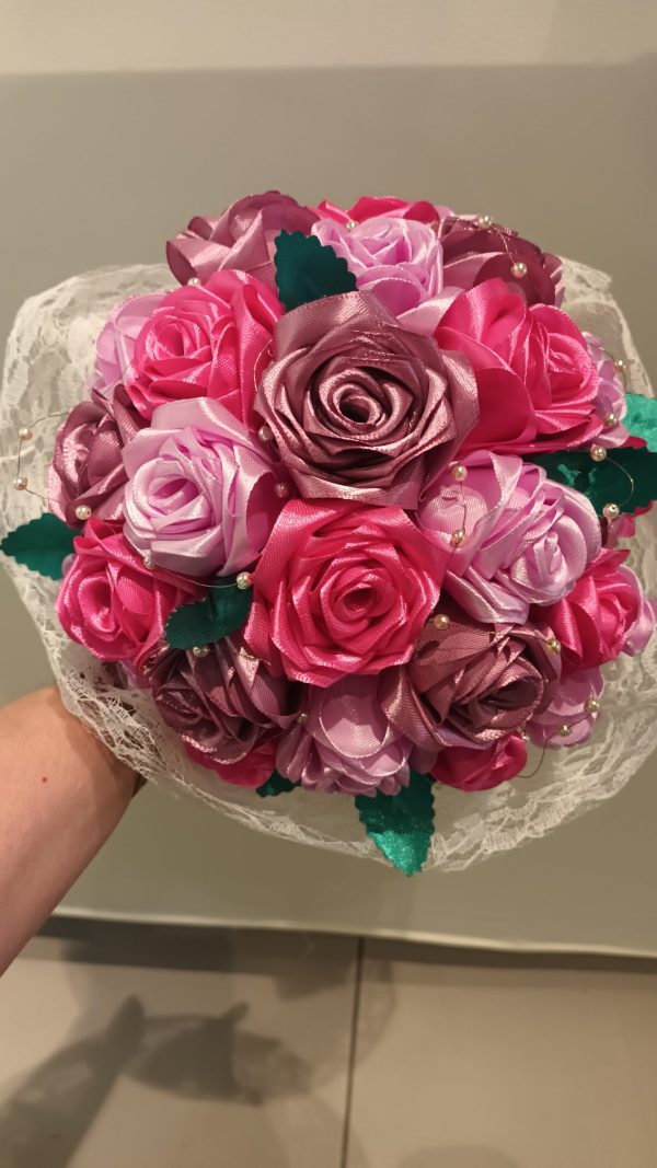Bouquet de mariée à base de fleurs en satin