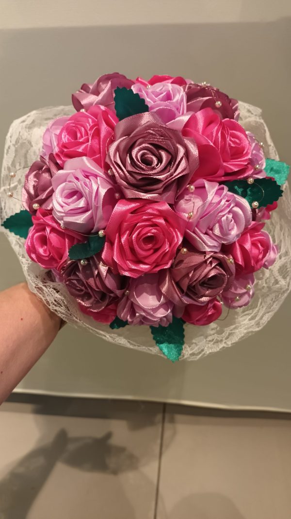 Bouquet de mariée à base de fleurs en satin