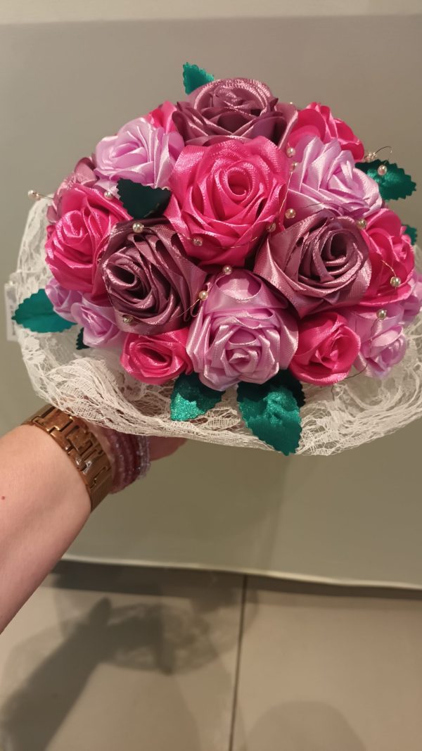 Bouquet de mariée à base de fleurs en satin