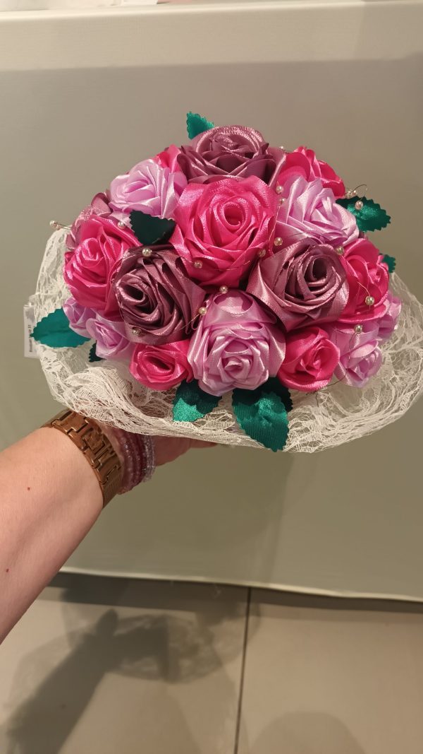 Bouquet de mariée à base de fleurs en satin