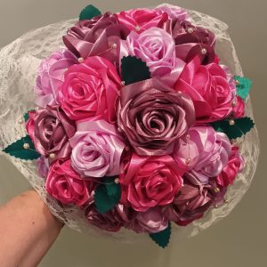 Bouquet de mariée à base de fleurs en satin