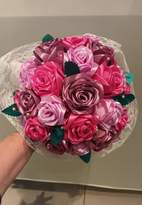 Bouquet de mariée à base de fleurs en satin