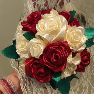 Bouquet de mariée à base de fleurs en satin