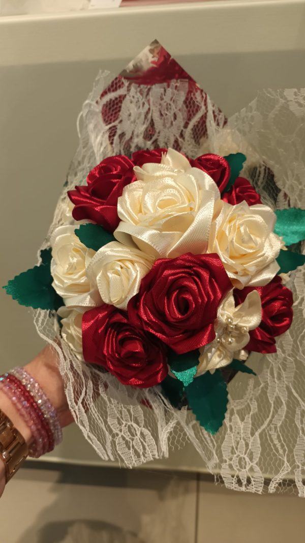 Bouquet de mariée à base de fleurs en satin