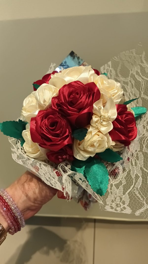 Bouquet de mariée à base de fleurs en satin