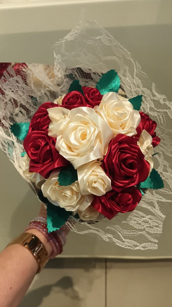 Bouquet de mariée à base de fleurs en satin
