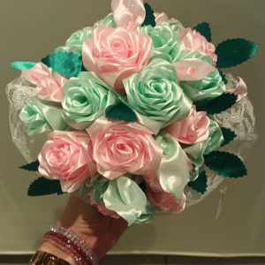 Bouquet de mariée à base de fleurs en satin