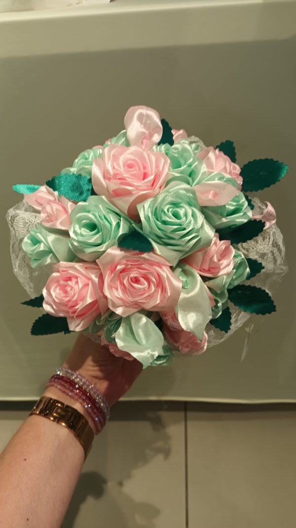 Bouquet de mariée à base de fleurs en satin