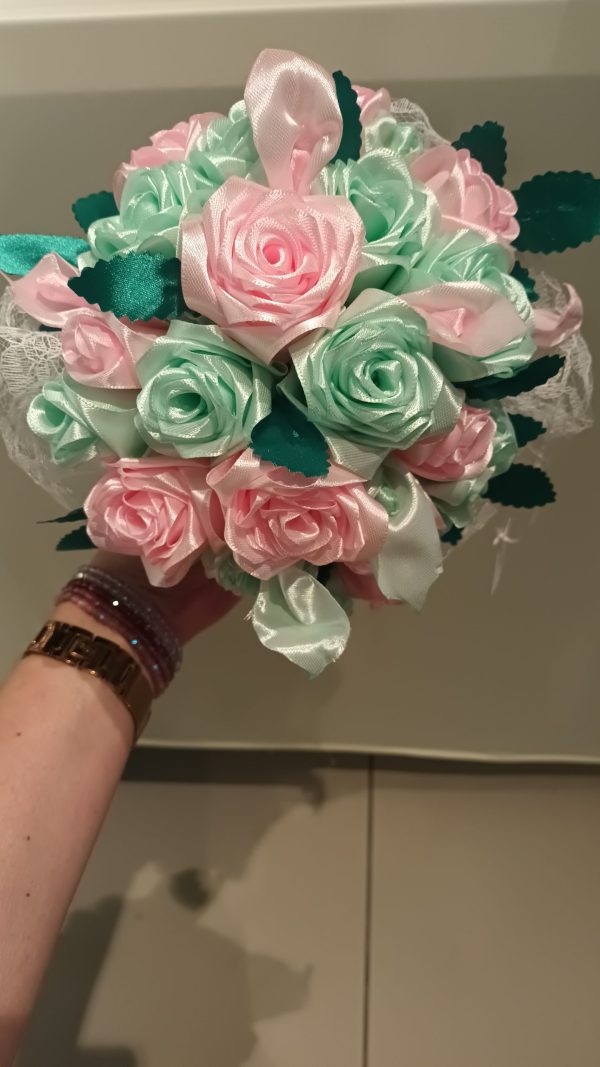 Bouquet de mariée à base de fleurs en satin