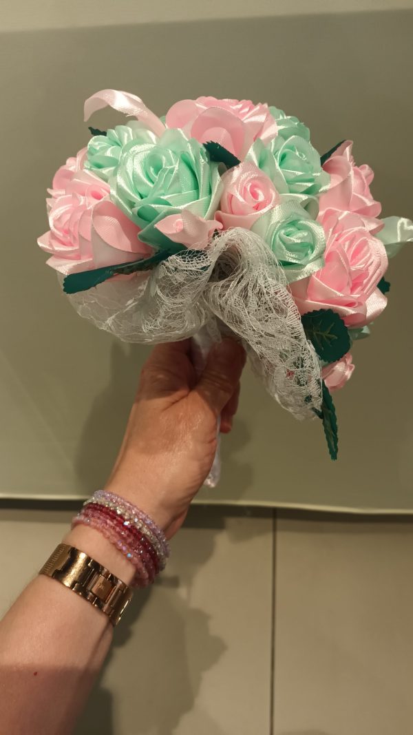 Bouquet de mariée à base de fleurs en satin